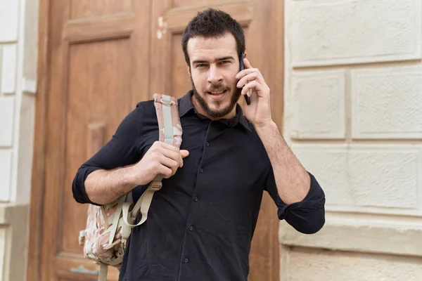 Genç Spanyol Adam Akıllı Telefondan Konuşuyor Sokakta Sırt Çantası Takıyor — Stok fotoğraf