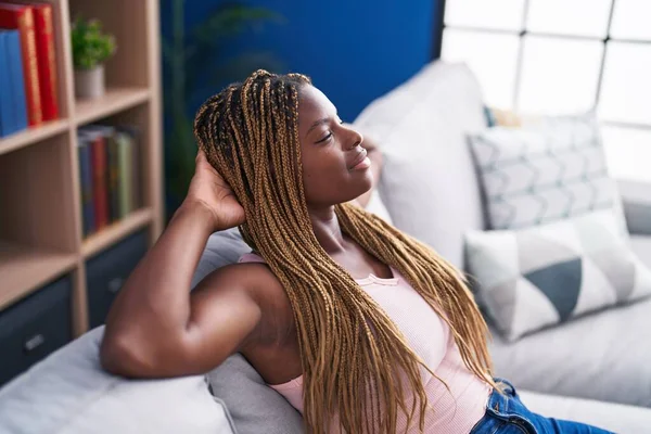 Mujer Afroamericana Relajada Con Las Manos Cabeza Sentada Sofá Casa —  Fotos de Stock
