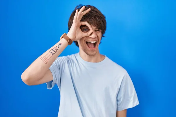 Hispanic Young Man Standing Blue Background Doing Gesture Hand Smiling — Fotografia de Stock
