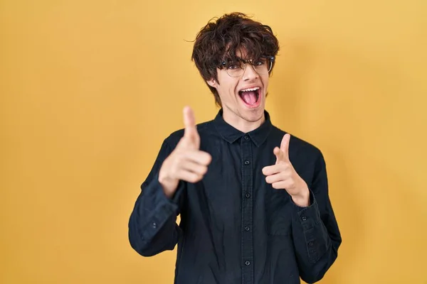 Giovane Uomo Con Gli Occhiali Sfondo Giallo Puntando Dito Verso — Foto Stock