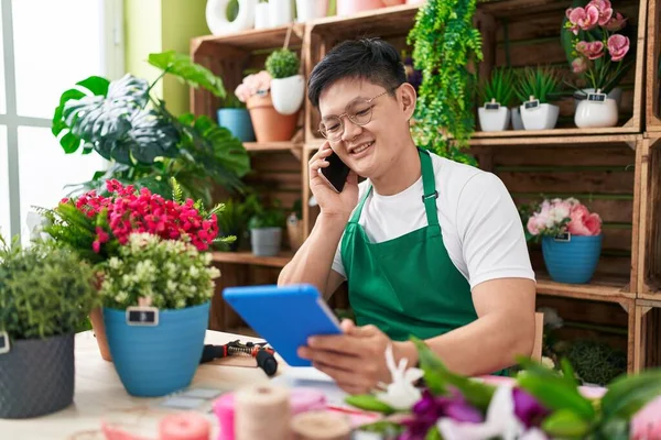 Young Chinese Man Florist Talking Smartphone Using Touchpad Flower Shop — Stockfoto