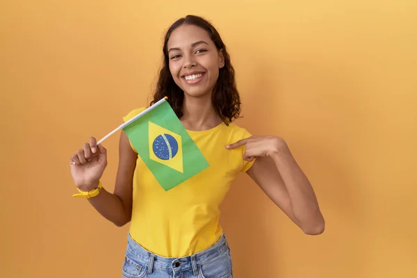 Mladá Hispánka Drží Brazilskou Vlajku Vypadá Sebevědomě Úsměvem Tváři Ukazuje — Stock fotografie