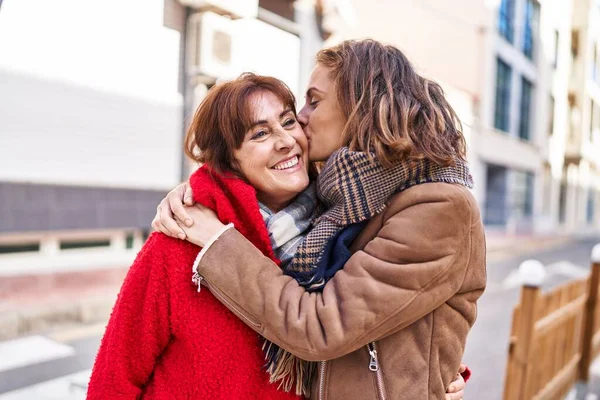 Two Women Mother Daughter Hugging Each Other Kissing Street — Stock Photo, Image