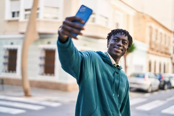 Africain Américain Souriant Confiant Faire Selfie Par Smartphone Rue — Photo