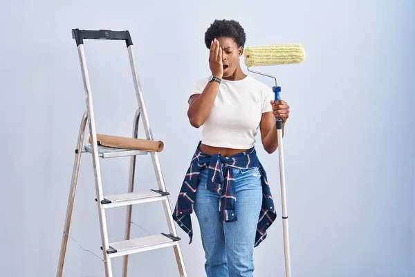 Mulher Afro Americana Segurando Pintor Rolos Bocejando Cansado Cobrindo Metade — Fotografia de Stock