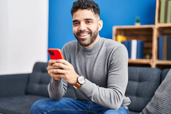 Junger Hispanischer Mann Sitzt Mit Smartphone Hause Auf Sofa — Stockfoto