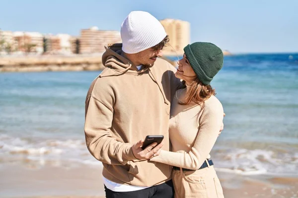 Mand Kadın Çift Deniz Kenarında Birbirlerine Akıllı Telefon Kullanarak Sarılıyorlar — Stok fotoğraf