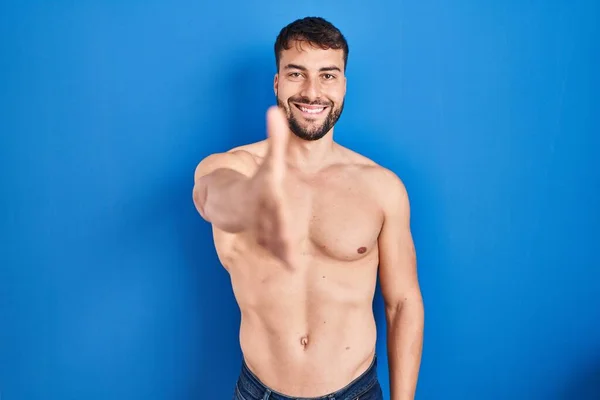 Schöner Hispanischer Mann Der Hemdlos Lächelnd Freundlich Den Händedruck Zur — Stockfoto