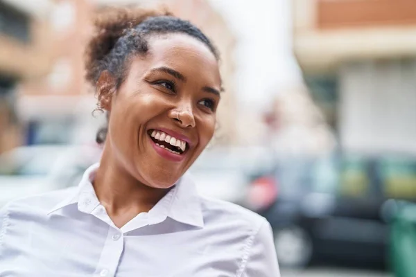 African American Woman Smiling Confident Looking Side Street — Φωτογραφία Αρχείου