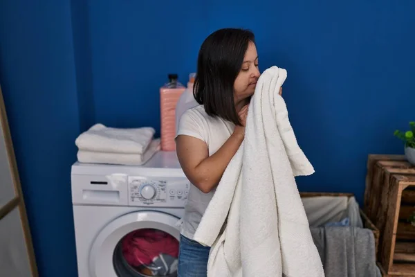 Sendromlu Kadın Gülümsüyor Çamaşır Odasında Temiz Havlu Kokusu Alıyor — Stok fotoğraf