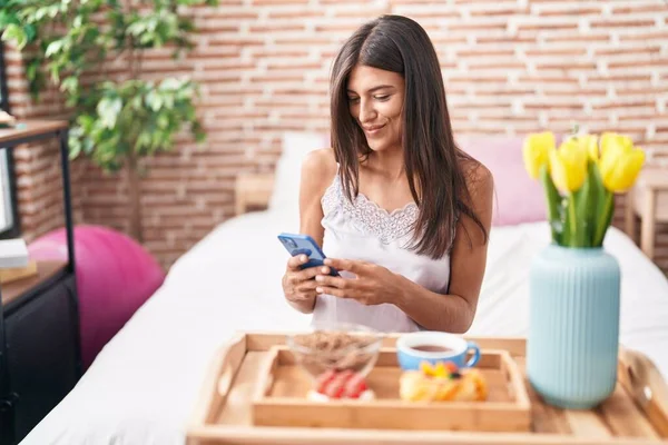 Young Beautiful Hispanic Woman Having Gift Breakfast Using Smartphone Bedroom — Stock Photo, Image