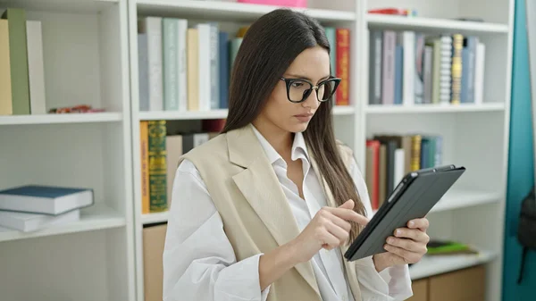 Joven Hermosa Estudiante Hispana Usando Touchpad Estudiando Aula Universitaria — Foto de Stock