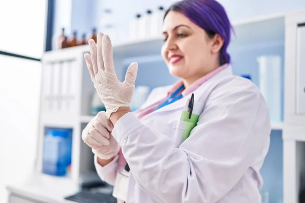 Young Beautiful Size Woman Scientist Smiling Confident Wearing Gloves Laboratory — Foto Stock