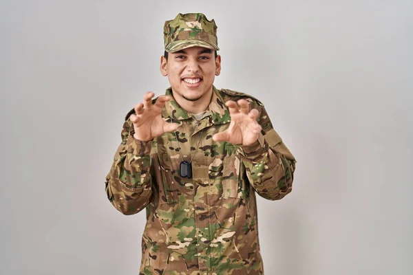 Mladý Arabský Muž Maskovací Armádní Uniformě Legrační Úsměv Dělá Dráp — Stock fotografie