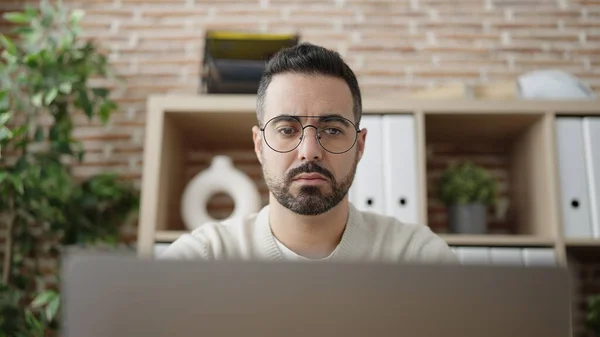 Молодий Іспаномовний Працівник Бізнесу Використовує Ноутбук Працює Офісі — стокове фото
