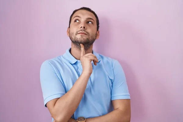 Hispanic Man Standing Pink Background Thinking Concentrated Doubt Finger Chin — Stock Photo, Image