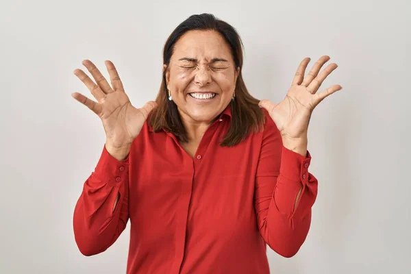 Die Hispanische Reife Frau Steht Vor Weißem Hintergrund Und Feiert — Stockfoto