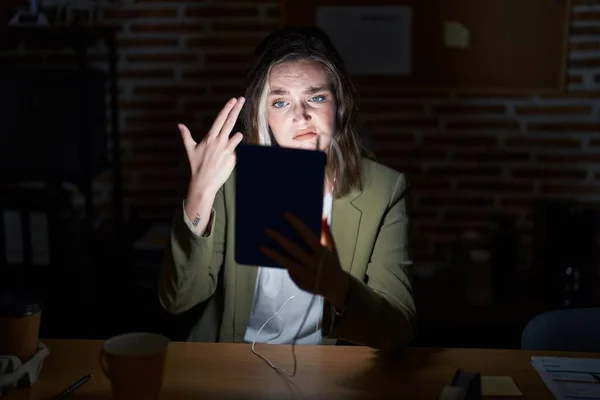Sarışın Beyaz Bir Kadın Gece Ofiste Çalışıyor Kendini Vuruyor Öldürüyor — Stok fotoğraf