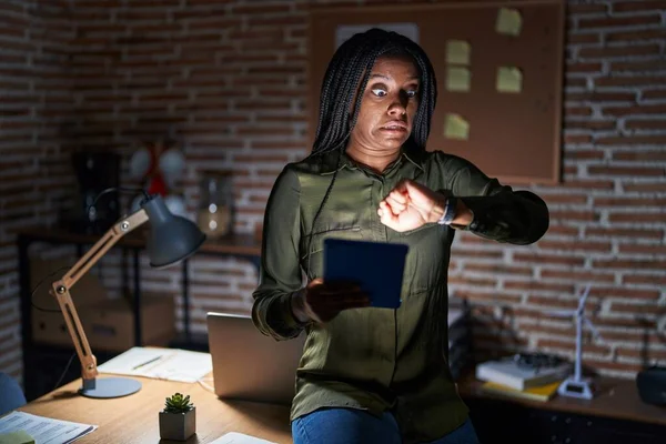 Junger Afroamerikaner Mit Zöpfen Der Nachts Büro Arbeitet Und Besorgt — Stockfoto