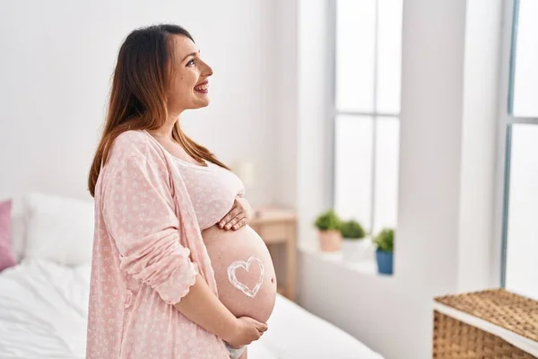 Junge Schwangere Frau Berührt Bauch Mit Herz Lotion Symbol Schlafzimmer — Stockfoto