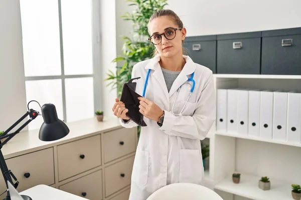 Ung Blond Kvinna Bär Läkare Uniform Visar Tom Plånbok Kliniken — Stockfoto