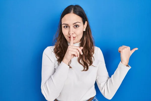 Young Hispanic Woman Standing Blue Background Asking Quiet Finger Lips — Stock Photo, Image