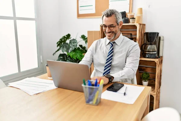 オフィスでノートパソコンを使用している中年白髪のサラリーマン — ストック写真