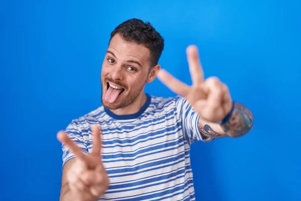 Mavi Arka Planda Dikilmiş Ağzı Açık Gülümseyen Genç Bir Spanyol — Stok fotoğraf