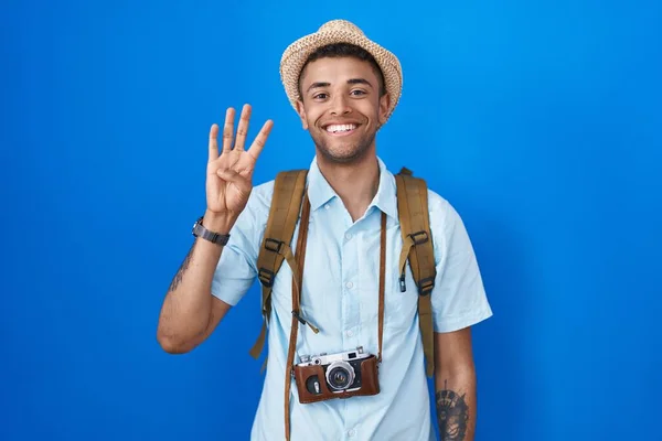 ブラジルの若いです男を保持ヴィンテージカメラショーとポインティングアップとともに指番号4ながら笑顔自信と幸せ — ストック写真