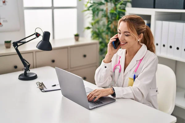 Young Woman Doctor Using Laptop Talking Smartphone Clinic — Stock Photo, Image