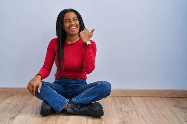 Joven Afroamericano Con Trenzas Sentado Suelo Casa Sonriendo Con Cara — Foto de Stock