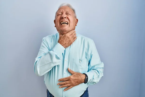 一个白发苍苍的老人站在蓝色的背景上喊叫着 因为痛苦的窒息而窒息 健康问题 窒息和自杀的概念 — 图库照片