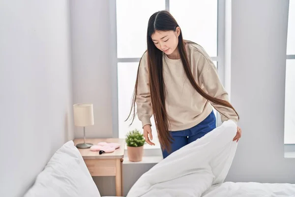 Chinese Woman Make Bed Bedroom — Stock Photo, Image