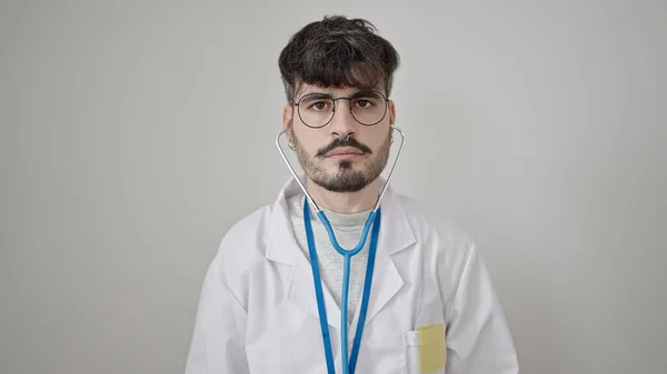 Νεαρός Ισπανός Γιατρός Που Κρατάει Στηθοσκόπιο Πάνω Απομονωμένο Λευκό Φόντο — Φωτογραφία Αρχείου