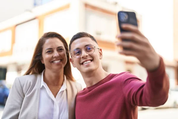 Man Woman Mother Son Smiling Confident Make Selfie Smartphone Street — ストック写真