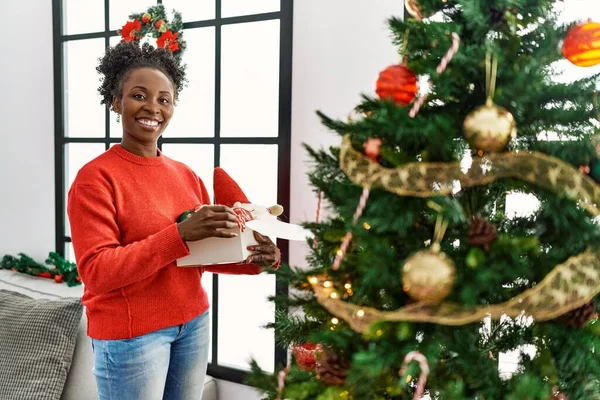 African American Woman Smiling Confident Decorating Christmas Tree Home — ストック写真