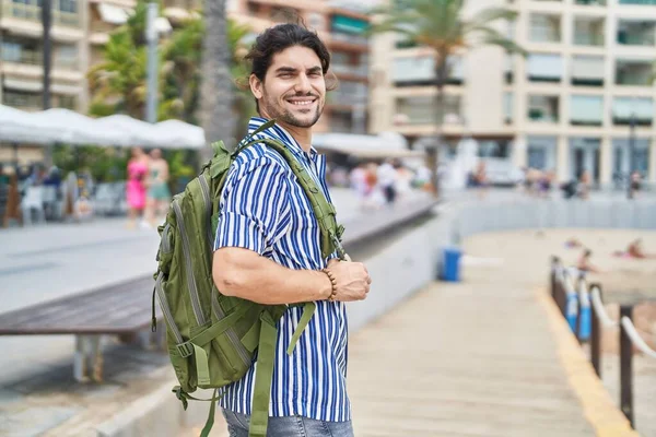 Jovem Hispânico Homem Turista Sorrindo Confiante Vestindo Mochila Rua — Fotografia de Stock