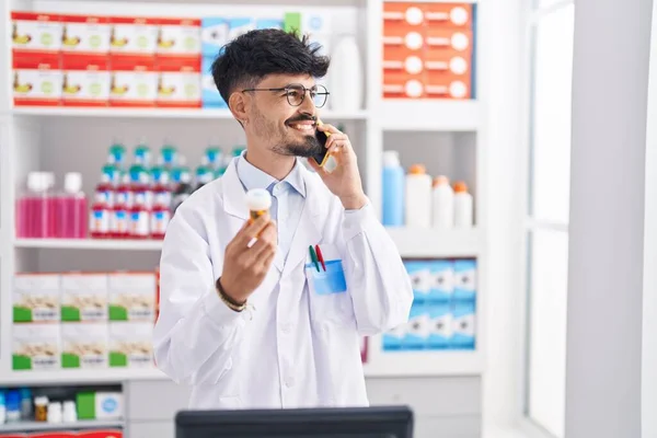 Молодой Латиноамериканец Фармацевт Разговаривает Смартфоне Таблетками Аптеке — стоковое фото