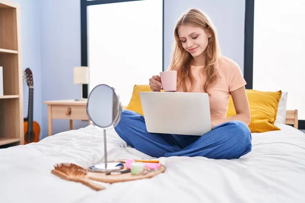 Young Blonde Woman Using Laptop Drinking Coffee Sitting Bed Bedroom — Stok fotoğraf