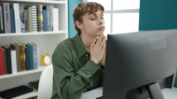 在图书馆的大学里 年轻的高加索女人在使用电脑时既紧张又疲倦 — 图库照片