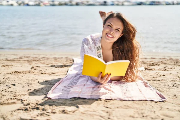 Young Beautiful Hispanic Woman Tourist Reading Book Lying Sand Beach — Foto de Stock