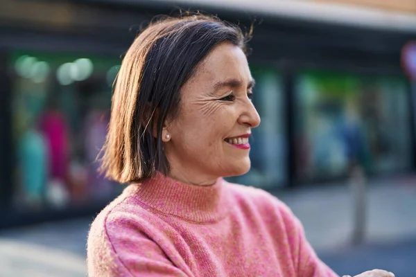 Μέση Ηλικία Γυναίκα Χαμογελά Αυτοπεποίθηση Στέκεται Στο Δρόμο — Φωτογραφία Αρχείου
