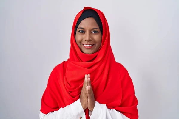 Ung Arabiska Kvinna Bär Traditionell Islamisk Hijab Halsduk Med Händerna — Stockfoto