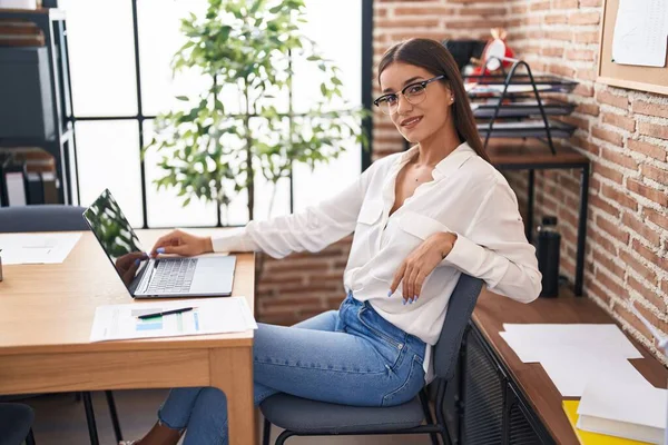 Young Beautiful Hispanic Woman Business Worker Using Laptop Working Office — Stock Photo, Image