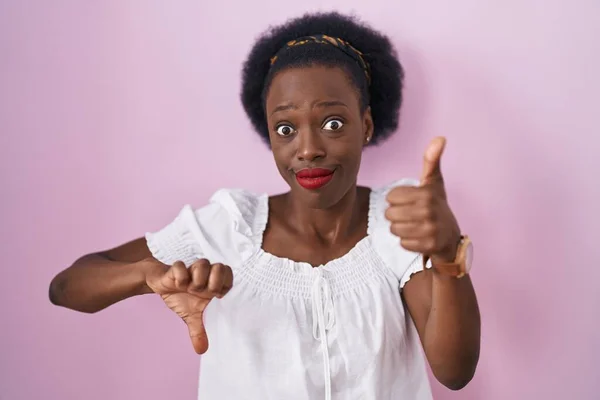 African Woman Curly Hair Standing Pink Background Doing Thumbs Disagreement — Stock Photo, Image