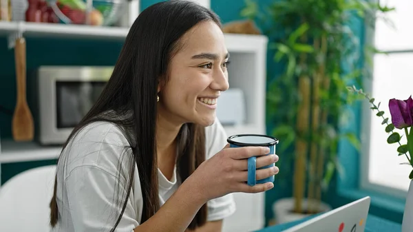 Junge Schöne Hispanische Frau Trinkt Kaffee Sitzend Auf Dem Tisch — Stockfoto