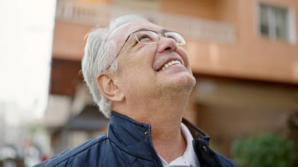 Mann Mittleren Alters Mit Grauen Haaren Lächelt Selbstbewusst Und Blickt — Stockfoto