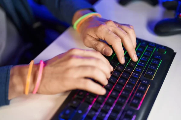 年轻的高加索人在游戏室用电脑键盘 — 图库照片
