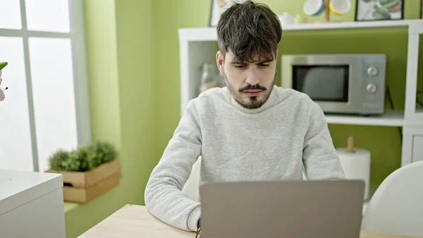 Genç Spanyol Adam Yemek Odasında Dizüstü Bilgisayar Kullanıyor — Stok fotoğraf