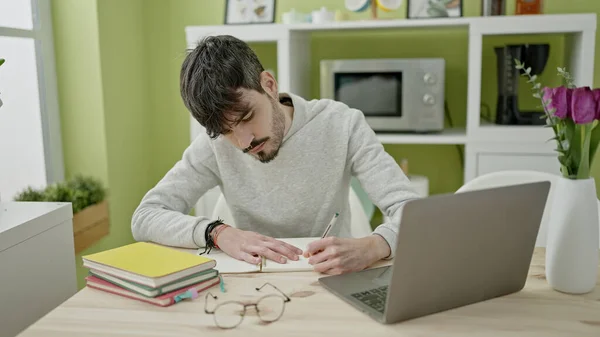 Jonge Spaanse Man Student Met Behulp Van Computer Aantekeningen Maken — Stockfoto